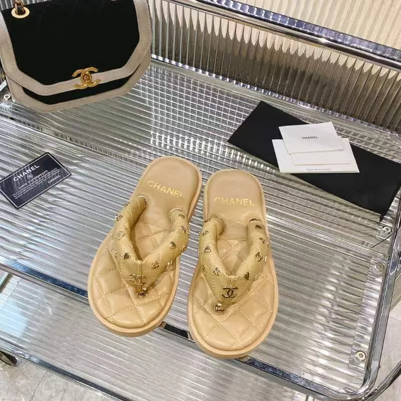 👟👟Ex-factory price 460👟👟 CHANEL 2022SS C Jia Xiaoxiang new summer bread slippers flip-flops flip-flops beach sandals original 7100 purchase development production Xiaoxiang 2023 summer hot style bread slippers irresistibly cute! The color of macarons and ice cream combined with the chubby figure is like stepping on bread or clouds ☁️Super strong wrapping feeling!  Fabric: Original customized super soft sheepskin Lining: Original customized super soft sheepskin Sole: Exclusive molded ultra-light foam outsole Sole thickness: 2CM Size: 35-40